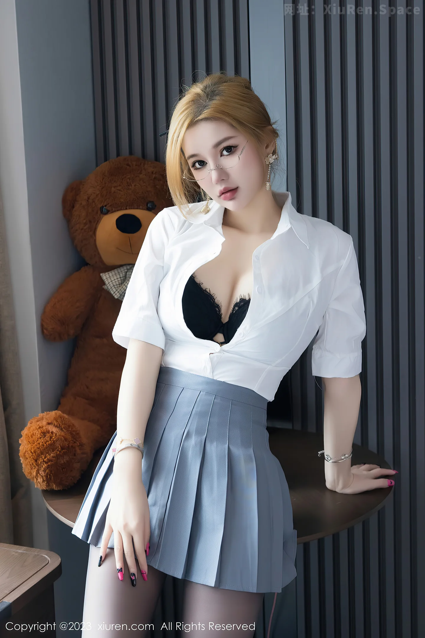 图片[2]-[XiuRen秀人网]2023.06.01 NO.6836 杨可可coco 紧身JK制服与黑色蕾丝内衣加黑丝美腿性感私房写真集-秀人网官方网站